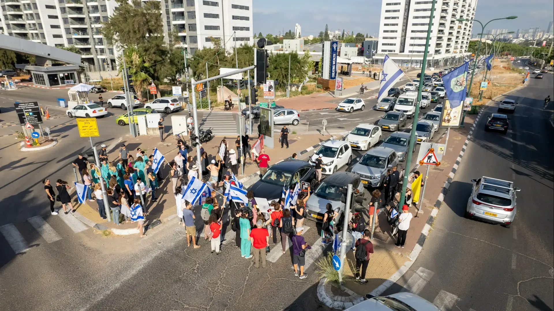 מחאת הרופאים וצוותי הרפואה נגד אלימות משטרתית בכניסה לשיבא תל השומר