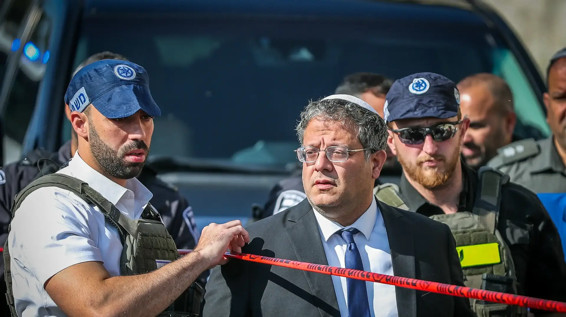 איתמר בן גביר בזירת פיגוע, מעלה אדומים,22 בפברואר 2024 איתמר בן גביר בזירת פיגוע, מעלה אדומים,22 בפברואר 2024