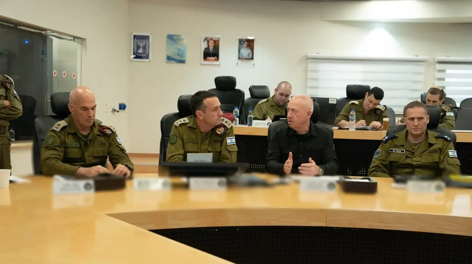 שר הביטחון והרמטכ״ל קיימו הערכת מצב מבצעית בפיקוד הצפון עם מפקד הפיקוד ומפקד חיל האוויר שר הביטחון והרמטכ״ל קיימו הערכת מצב מבצעית בפיקוד הצפון עם מפקד הפיקוד ומפקד חיל האוויר