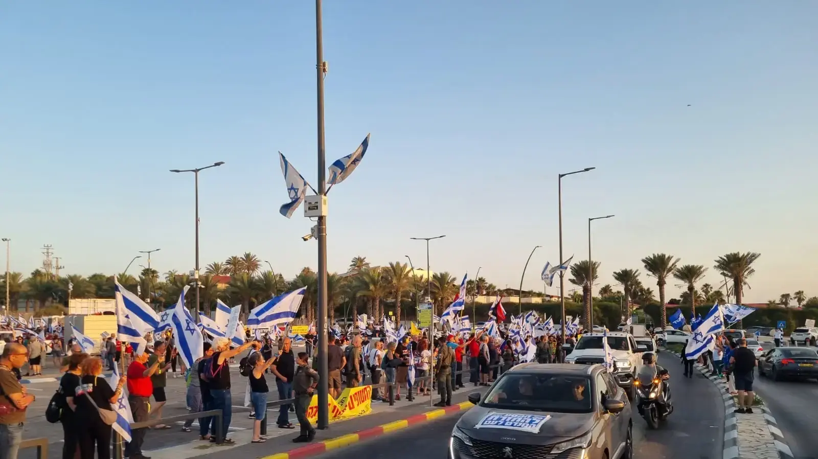שיירה והפגנה בסימן "די להפקרת החטופים
והעוטף". חניון אשקלונה, אשקלון שיירה והפגנה בסימן "די להפקרת החטופים
והעוטף". חניון אשקלונה, אשקלון