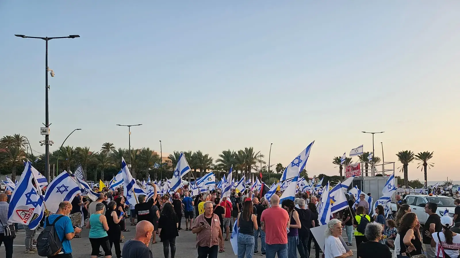 שיירה והפגנה בסימן "די להפקרת החטופים
והעוטף". חניון אשקלונה, אשקלון שיירה והפגנה בסימן "די להפקרת החטופים
והעוטף". חניון אשקלונה, אשקלון