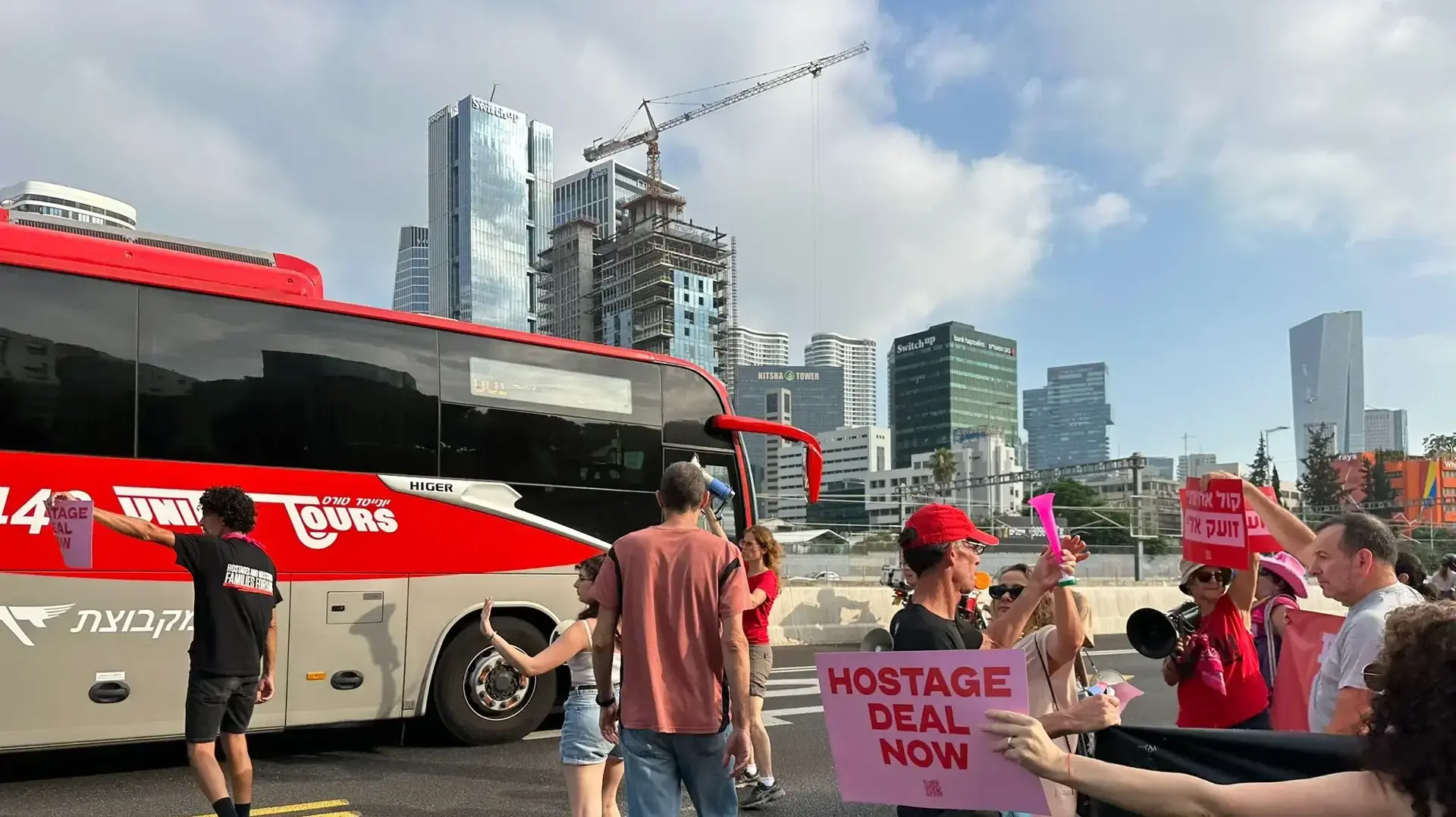 משפחות חטופים חוסמות את איילון צפון סמוך למחלף לה גווארדיה משפחות חטופים חוסמות את איילון צפון סמוך למחלף לה גווארדיה
