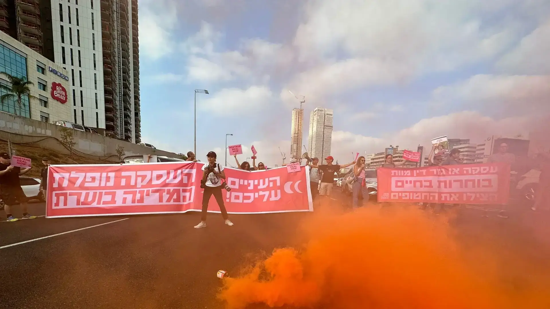 משפחות חטופים חוסמות את איילון צפון סמוך למחלף לה גווארדיה משפחות חטופים חוסמות את איילון צפון סמוך למחלף לה גווארדיה