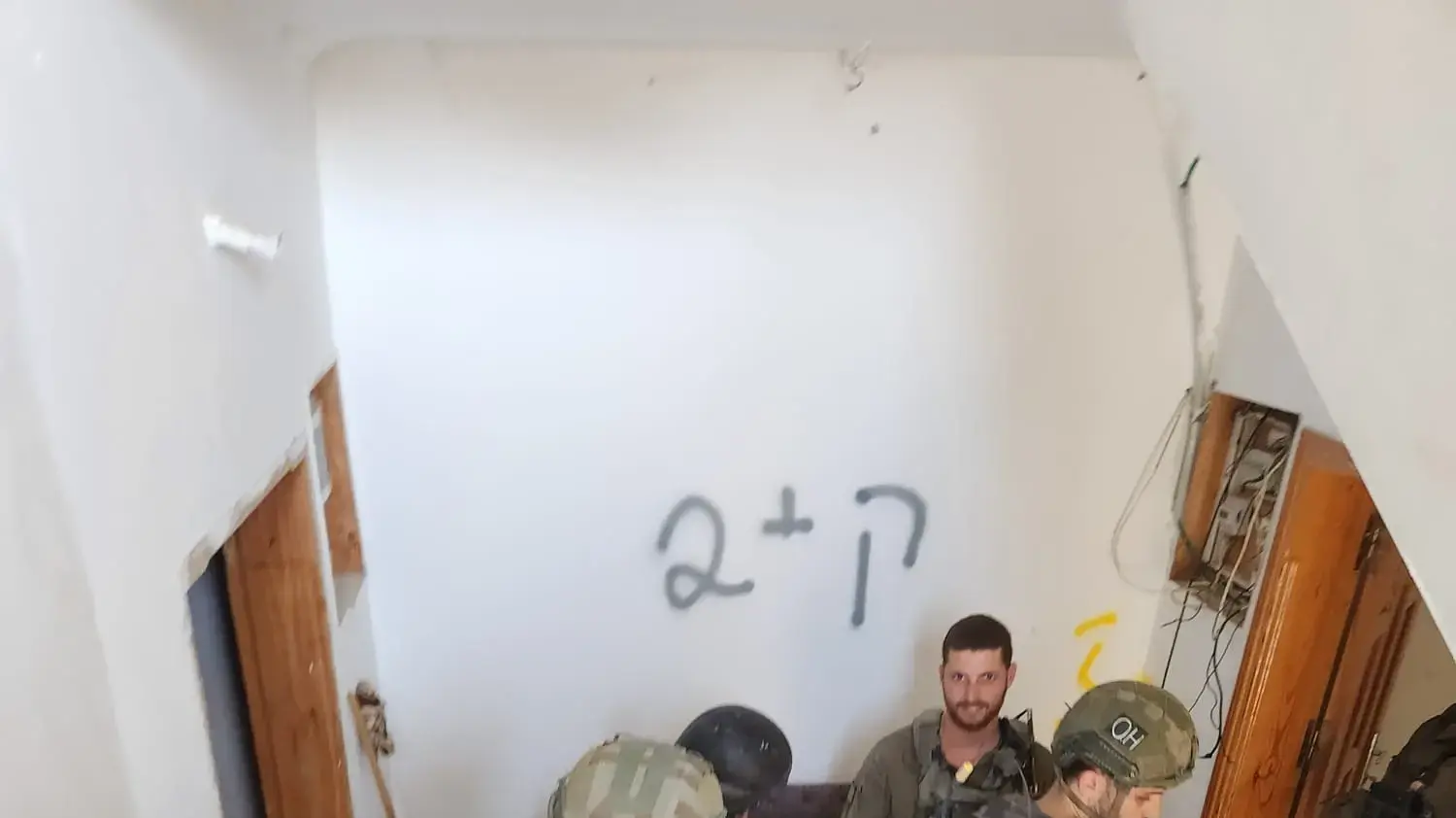 חיילי גבעתי בבית פלסטיני, רפיח, יוני 2024 חיילי גבעתי בבית פלסטיני, רפיח, יוני 2024