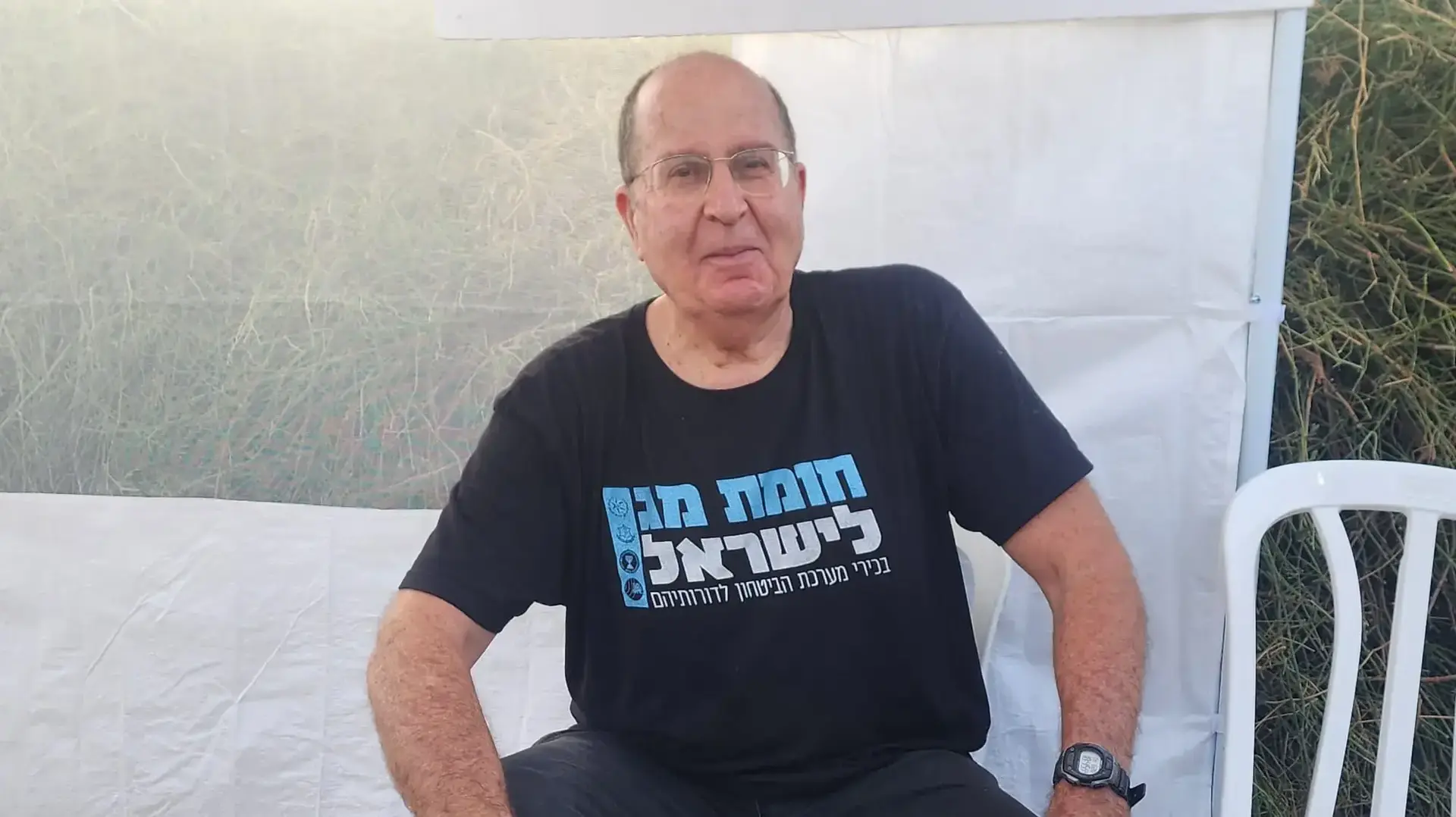 בוגי יעלון בהפגנה ליד ביתו של נתניהו 20 ביוני 2024 בוגי יעלון בהפגנה ליד ביתו של נתניהו 20 ביוני 2024