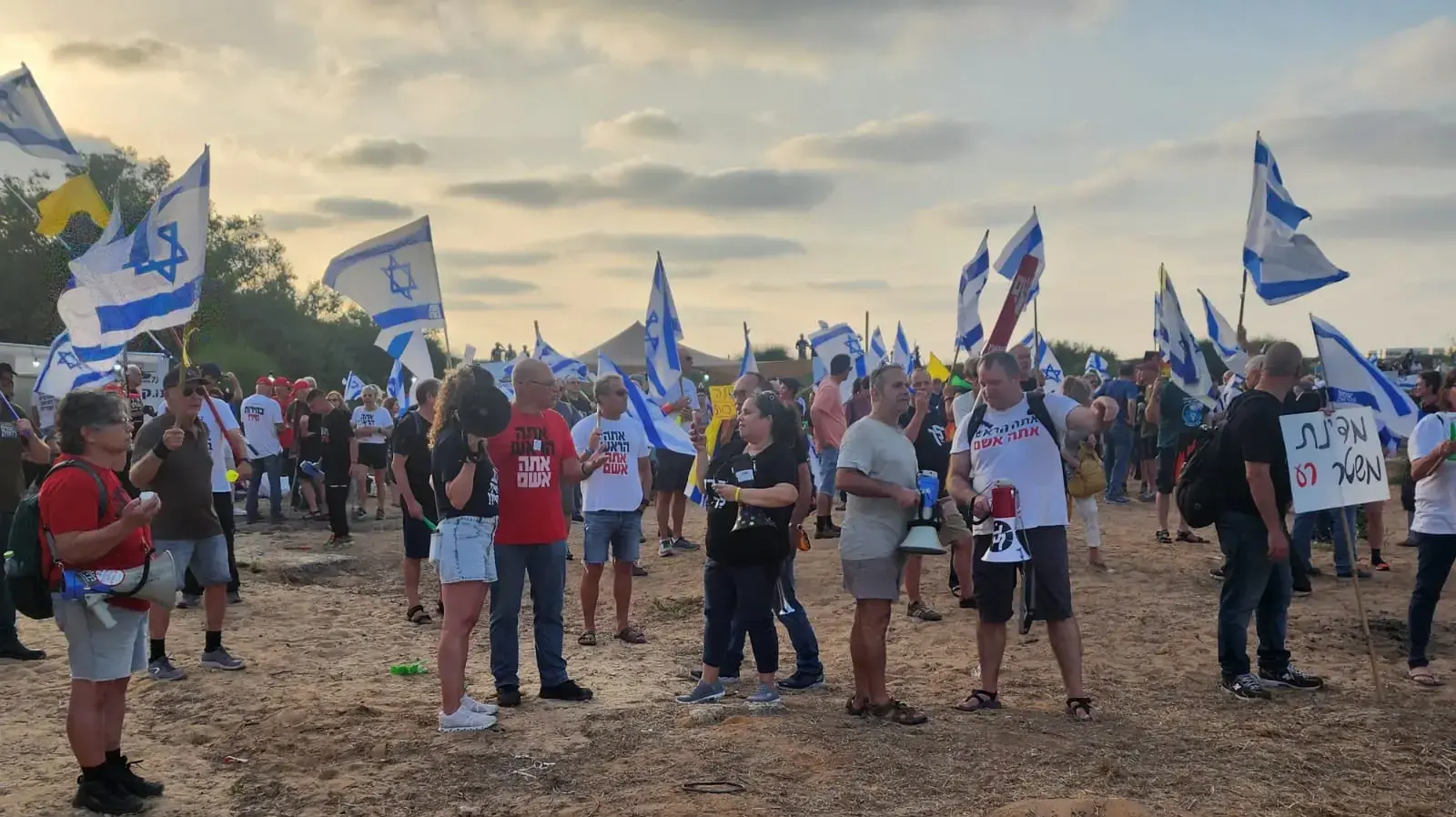 הפגנה בקיסריה מול ביתו של ראש הממלה בנימין נתניהו הפגנה בקיסריה מול ביתו של ראש הממלה בנימין נתניהו