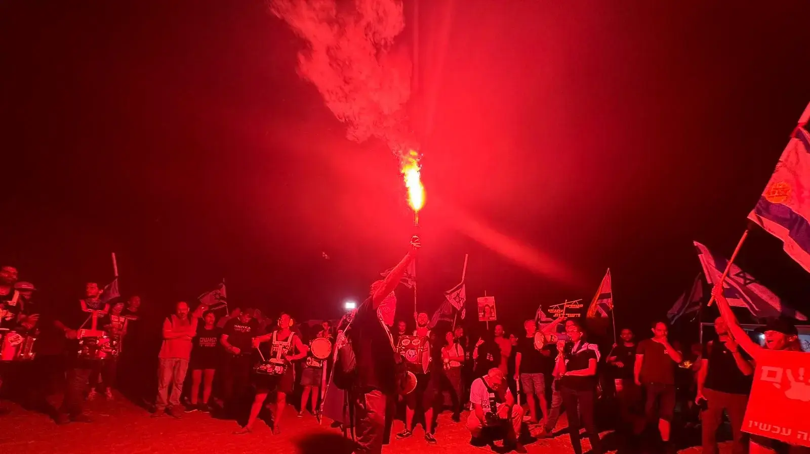 הפגנה מול ביתו של ראש הממלה בנימין נתניהו,קיסריה 20 יוני 2024 הפגנה מול ביתו של ראש הממלה בנימין נתניהו,קיסריה 20 יוני 2024