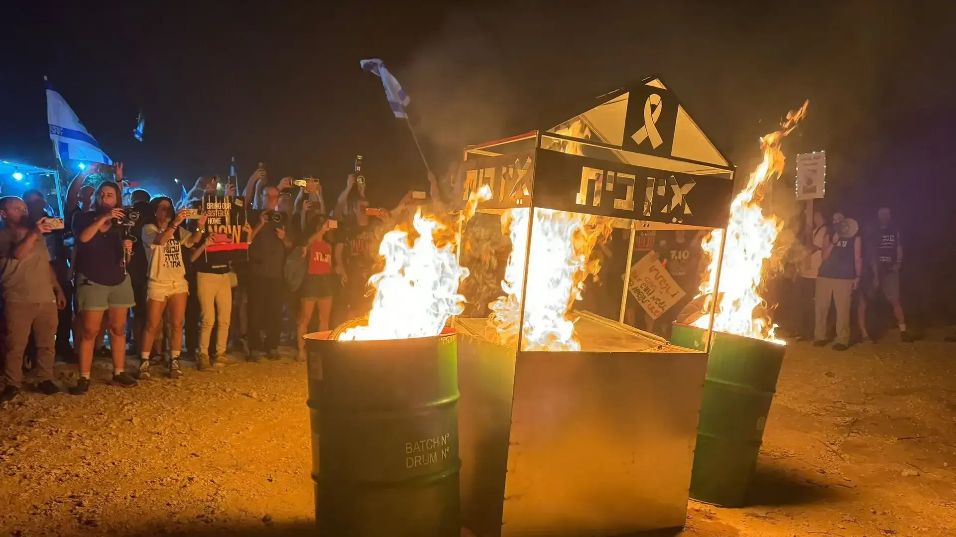 הפגנה מול ביתו של ראש הממלה בנימין נתניהו,קיסריה 20 יוני 2024 הפגנה מול ביתו של ראש הממלה בנימין נתניהו,קיסריה 20 יוני 2024