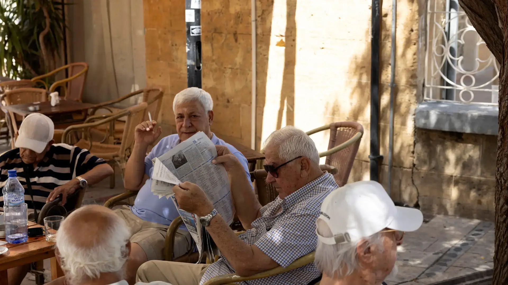 אדם קורא בעיתון בבית קפה בניקוסיה, קפריסין, 20 ביוני 2024 אדם קורא בעיתון בבית קפה בניקוסיה, קפריסין, 20 ביוני 2024