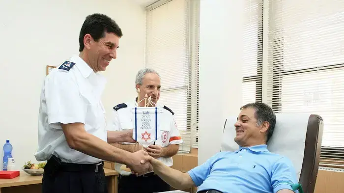 שגריר קפריסין בישראל זוטיאטס ג'ורג' תורם דם שגריר קפריסין בישראל זוטיאטס ג'ורג' תורם דם