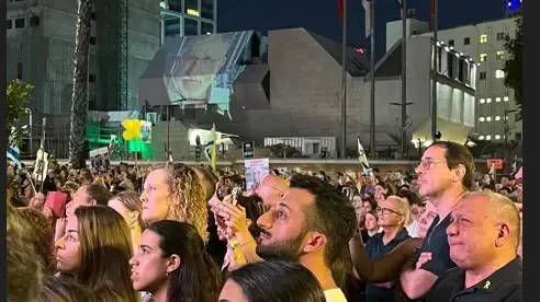גדי אייזנקוט בהפגנה למען שחרור החטופים ,כיכר החטופים.22 ביוני 24 גדי אייזנקוט בהפגנה למען שחרור החטופים ,כיכר החטופים.22 ביוני 24