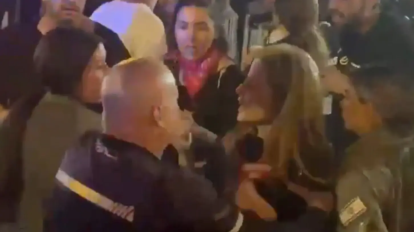 שוטר דוחף את יולן כהן בהפגנה בת"א שוטר דוחף את יולן כהן בהפגנה בת"א