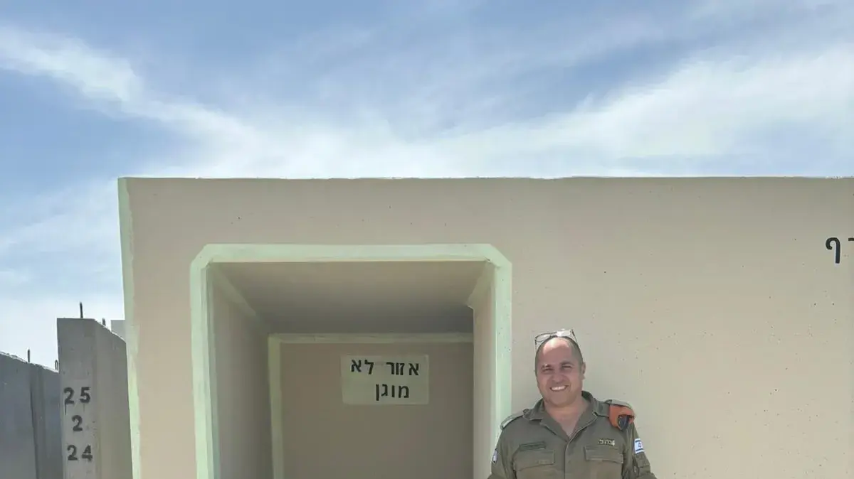 סא"ל יונתן אלשיך רע"ן פרויקטים במחלקת פיקוד העורף עם יובל וגנר יו"ר נגישות ישראל מחוץ למיגונית מונגשת לנכים סא"ל יונתן אלשיך רע"ן פרויקטים במחלקת פיקוד העורף עם יובל וגנר יו"ר נגישות ישראל מחוץ למיגונית מונגשת לנכים
