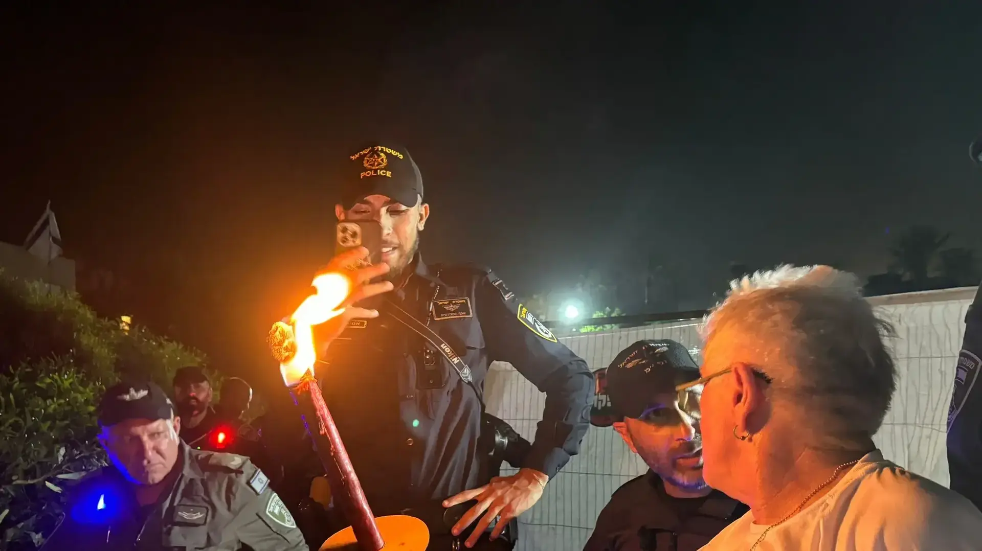 לפידים בוערים במרחק נגיעה משוטרים בהפגנה בקיסריה לפידים בוערים במרחק נגיעה משוטרים בהפגנה בקיסריה