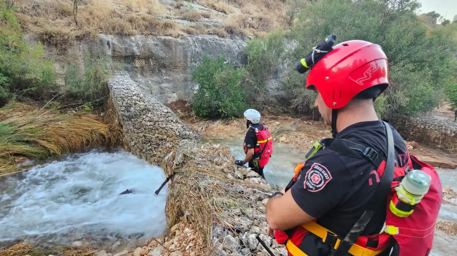 תיעוד: חילוץ לכודים משיטפון שהציף שכונת מגורים בירושלים תיעוד: חילוץ לכודים משיטפון שהציף שכונת מגורים בירושלים