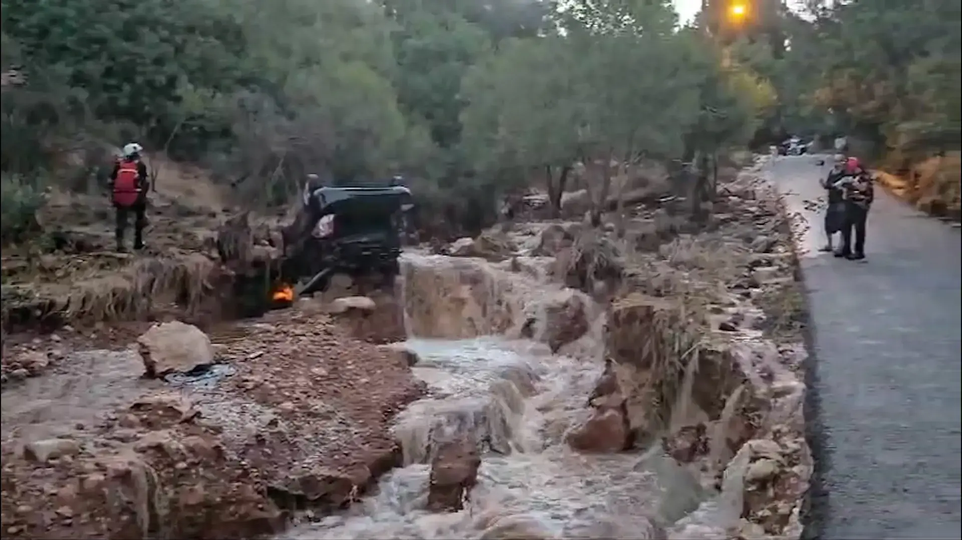 תיעוד: חילוץ לכודים משיטפון שהציף שכונת מגורים בירושלים