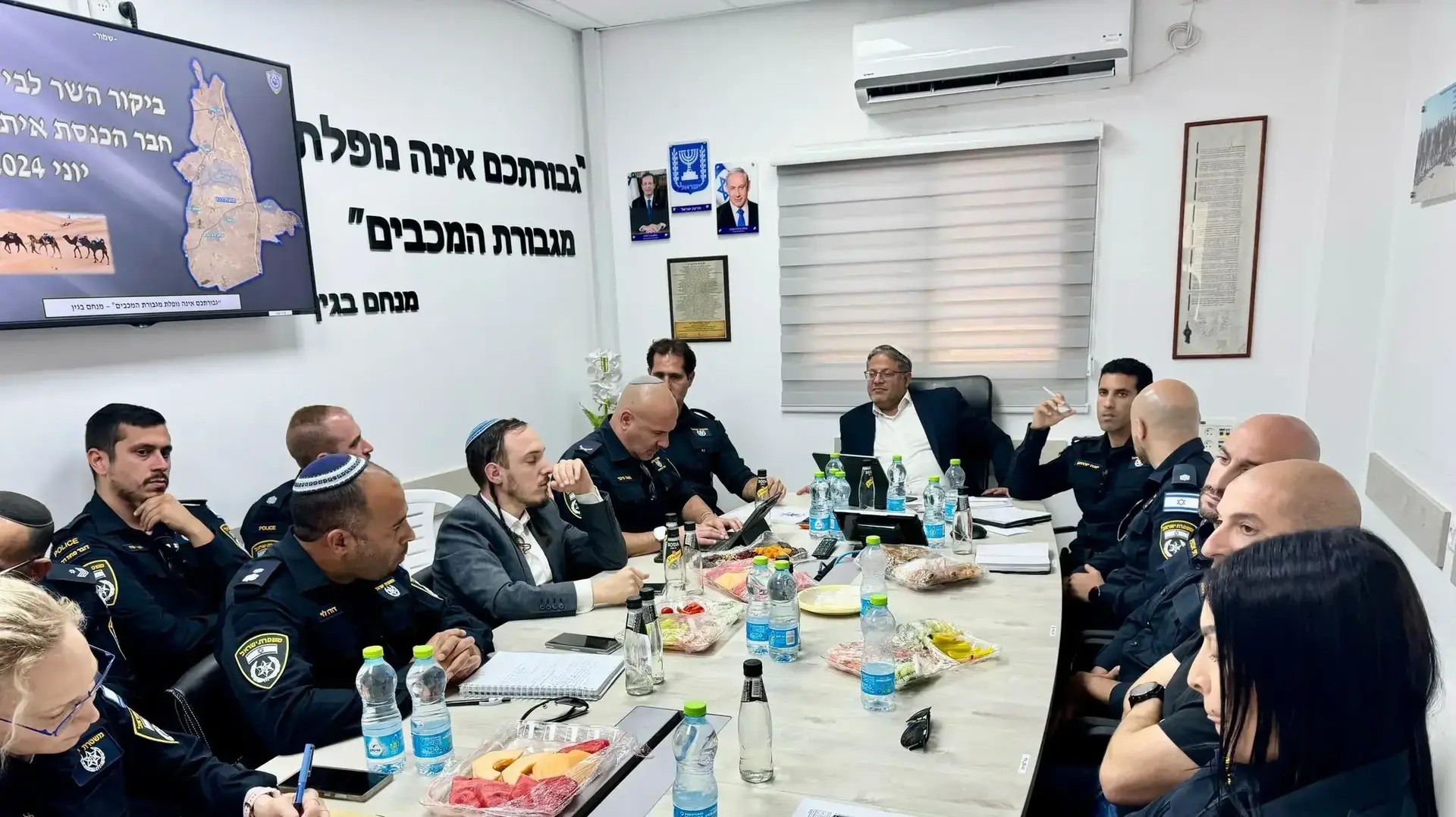 השר לביטחון לאומי איתמר בן גביר בביקור בתחנת משטרת רהט השר לביטחון לאומי איתמר בן גביר בביקור בתחנת משטרת רהט