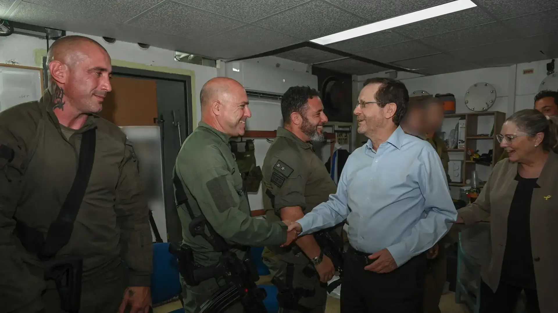 נשיא המדינה יצחק הרצוג ורעייתו מיכל במפגש עם חברי פורום קו העימות. נשיא המדינה יצחק הרצוג ורעייתו מיכל במפגש עם חברי פורום קו העימות.