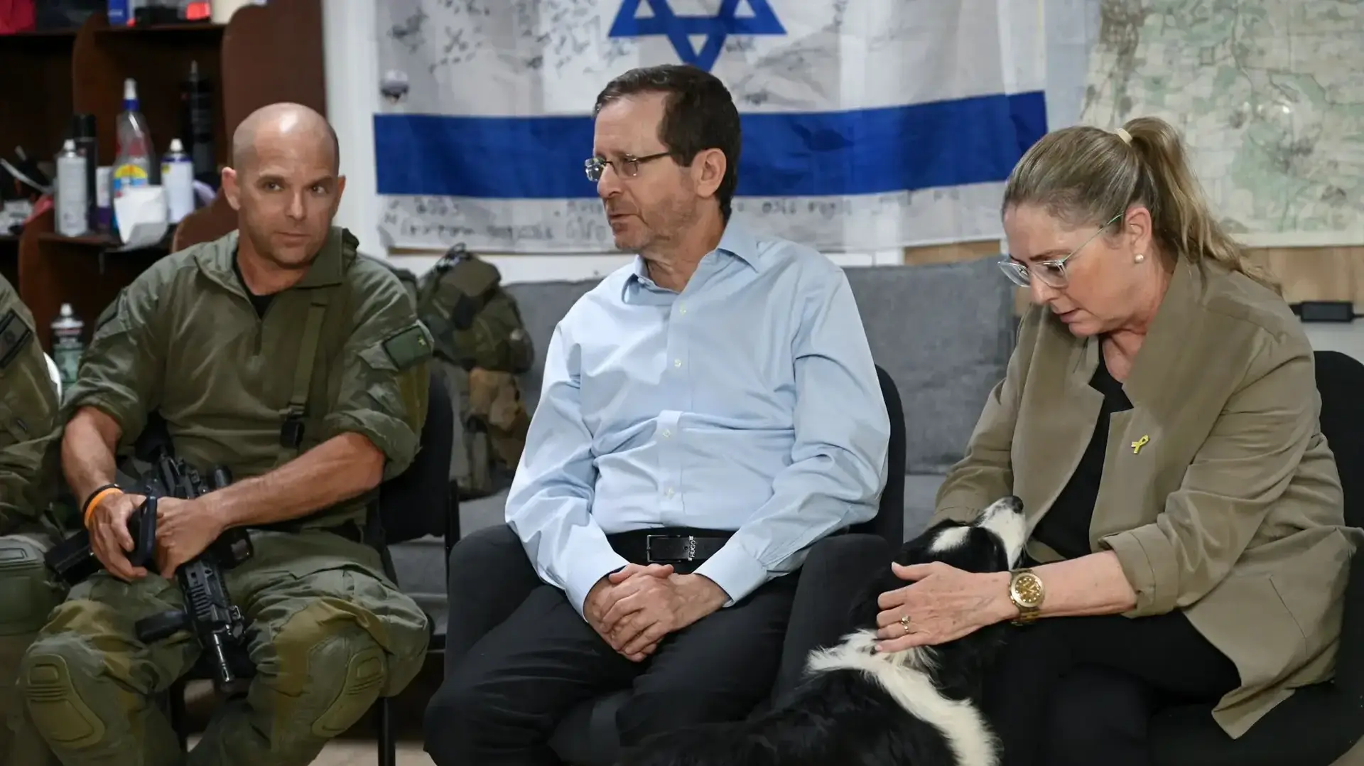 נשיא המדינה יצחק הרצוג ורעייתו מיכל במפגש עם חברי פורום קו העימות. נשיא המדינה יצחק הרצוג ורעייתו מיכל במפגש עם חברי פורום קו העימות.