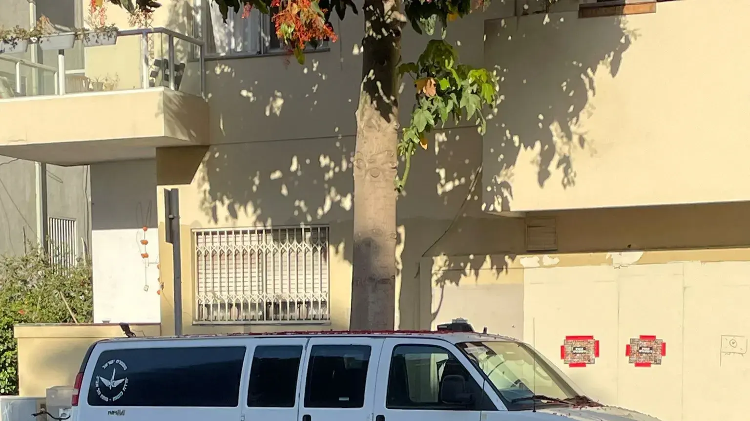 רכבו של יואב אליאסי (הצל) תועד חונה בניגוד לחוק בתל אביב רכבו של יואב אליאסי (הצל) תועד חונה בניגוד לחוק בתל אביב