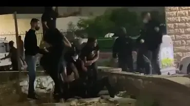 תיעוד של לינץ' בגבר יהודי בעכו במהלך מבצע "שומר החומות" תיעוד של לינץ' בגבר יהודי בעכו במהלך מבצע "שומר החומות"