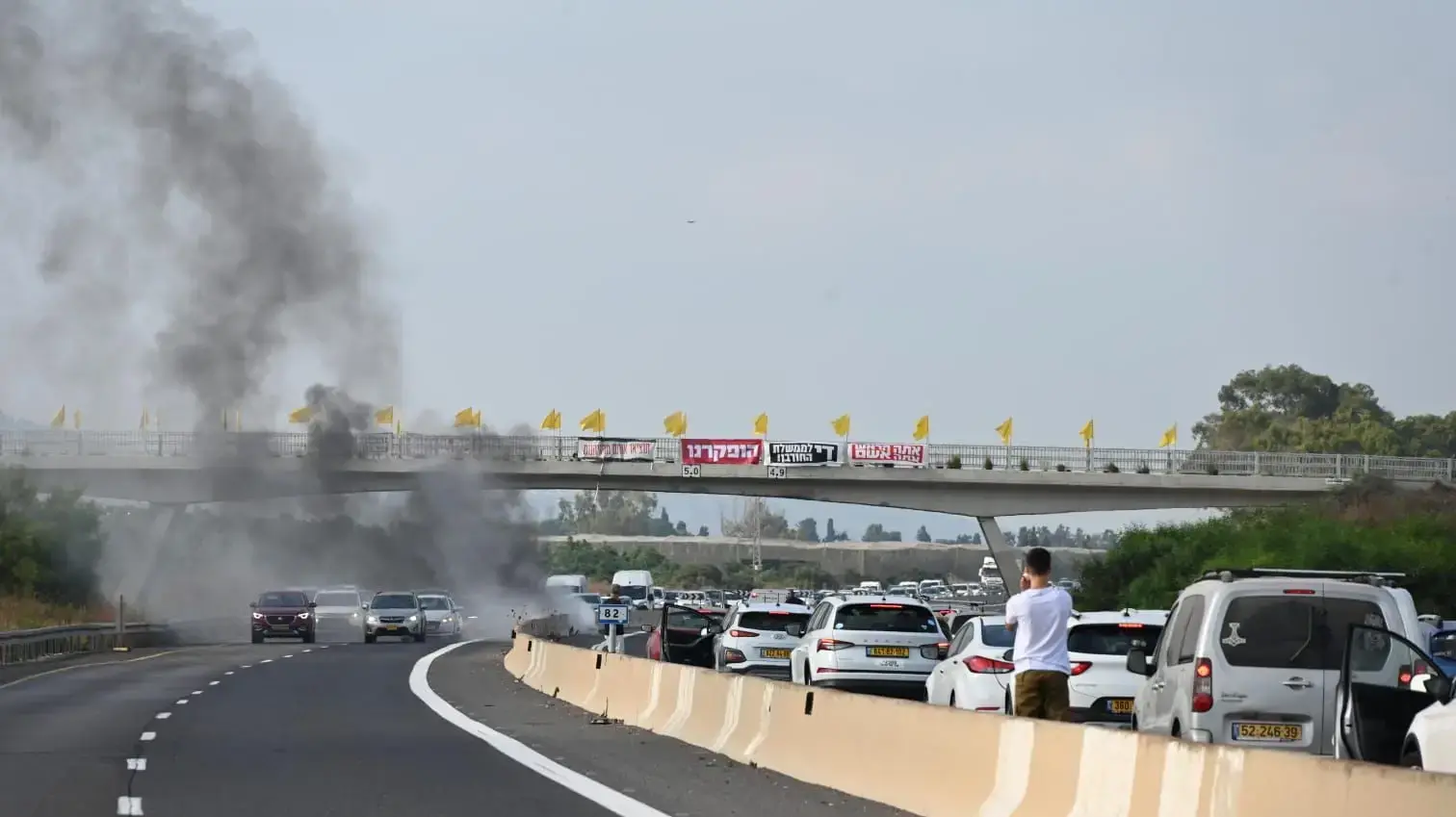 המפגינים נגד הממשלה חוסימים כבישים:"זוהי רק ההתחלה 27 ביוני 2024 " בצומת אפק, כביש 79 מערב.