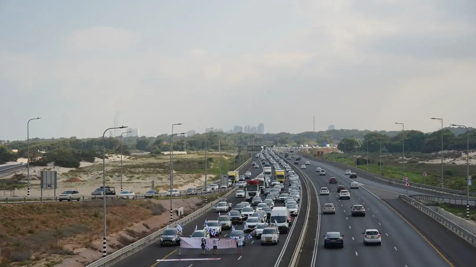 המפגינים נגד הממשלה חוסימים כבישים: "זוהי רק ההתחלה",מחלף ינאי .27 ביוני 2024 