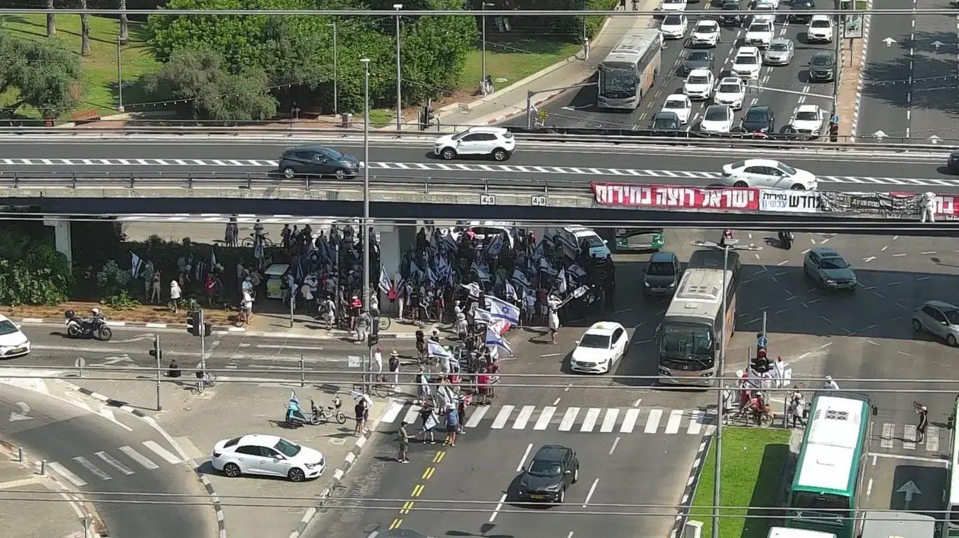 המפגינים נגד הממשלה חוסימים כבישים: "זוהי רק ההתחלה",מחלף נמיר- רוקח .27 ביוני 2024 המפגינים נגד הממשלה חוסימים כבישים: "זוהי רק ההתחלה",מחלף נמיר- רוקח .27 ביוני 2024