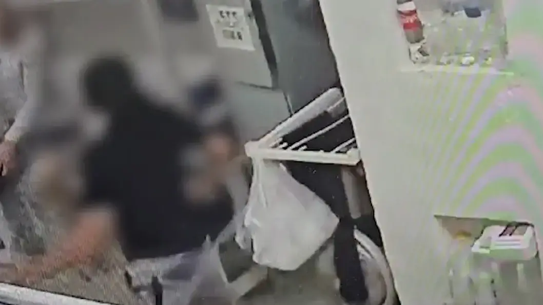 אירוע תקיפה ברוטלי בתא מעצר באבו כביר