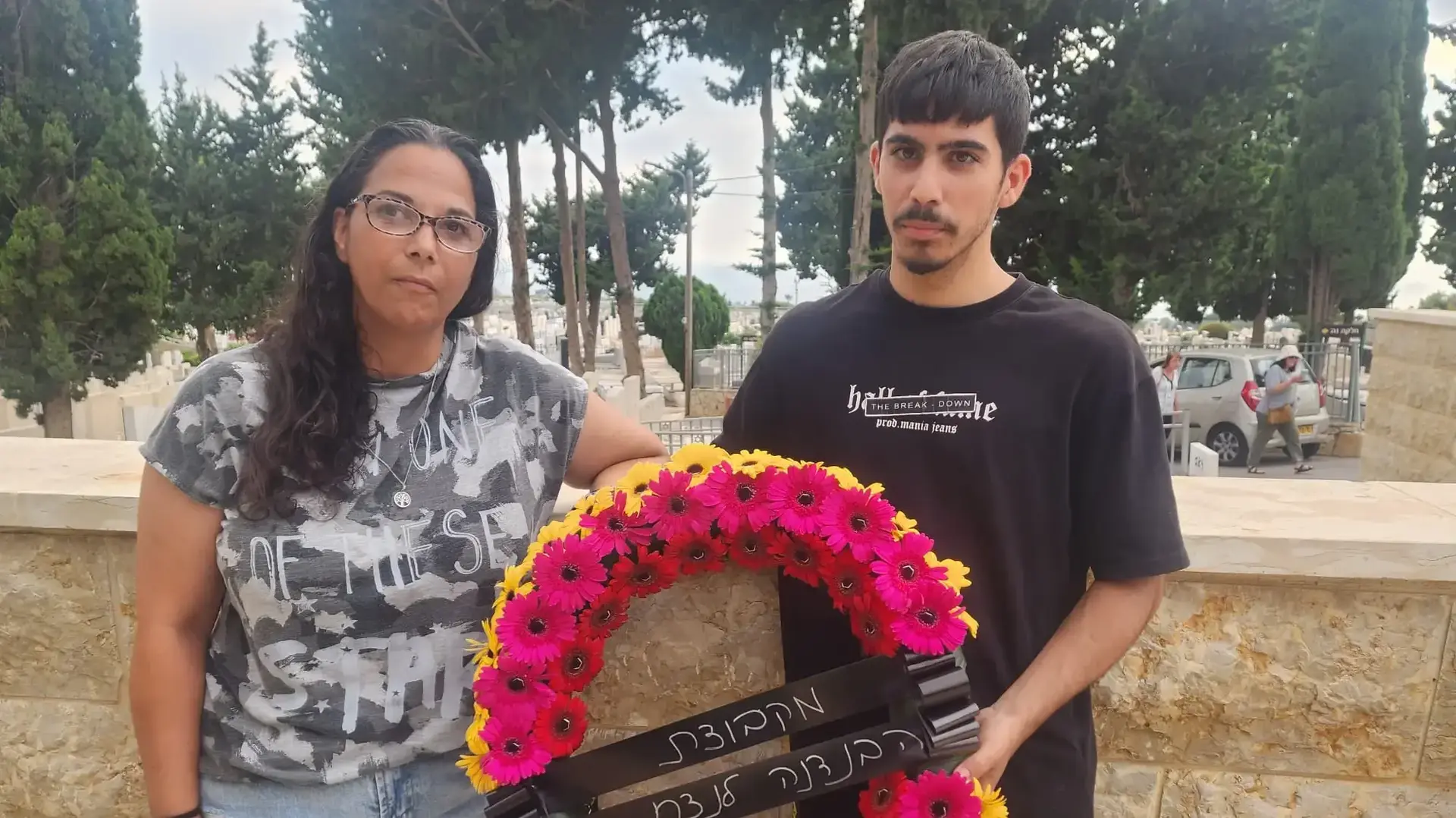 הלוויתו של הזמר אדם (חיים כהן) בבית העלמין שדה יהושע (כפר סמיר) בחיפה הלוויתו של הזמר אדם (חיים כהן) בבית העלמין שדה יהושע (כפר סמיר) בחיפה