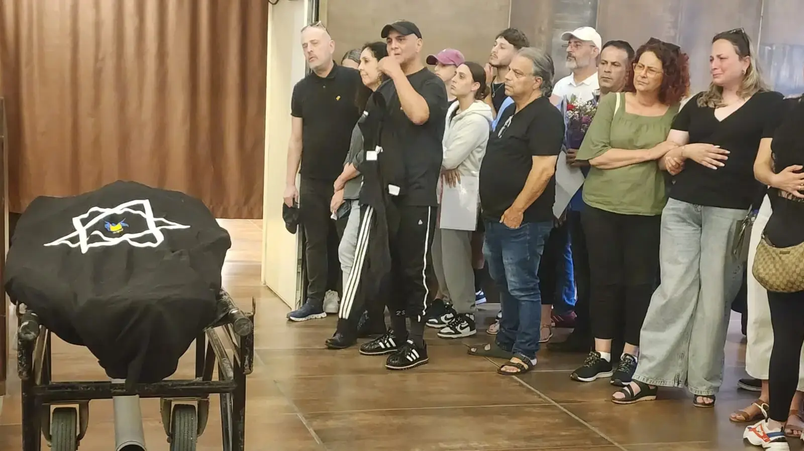 הלוויתו של הזמר אדם (חיים כהן) בבית העלמין שדה יהושע (כפר סמיר) בחיפה הלוויתו של הזמר אדם (חיים כהן) בבית העלמין שדה יהושע (כפר סמיר) בחיפה