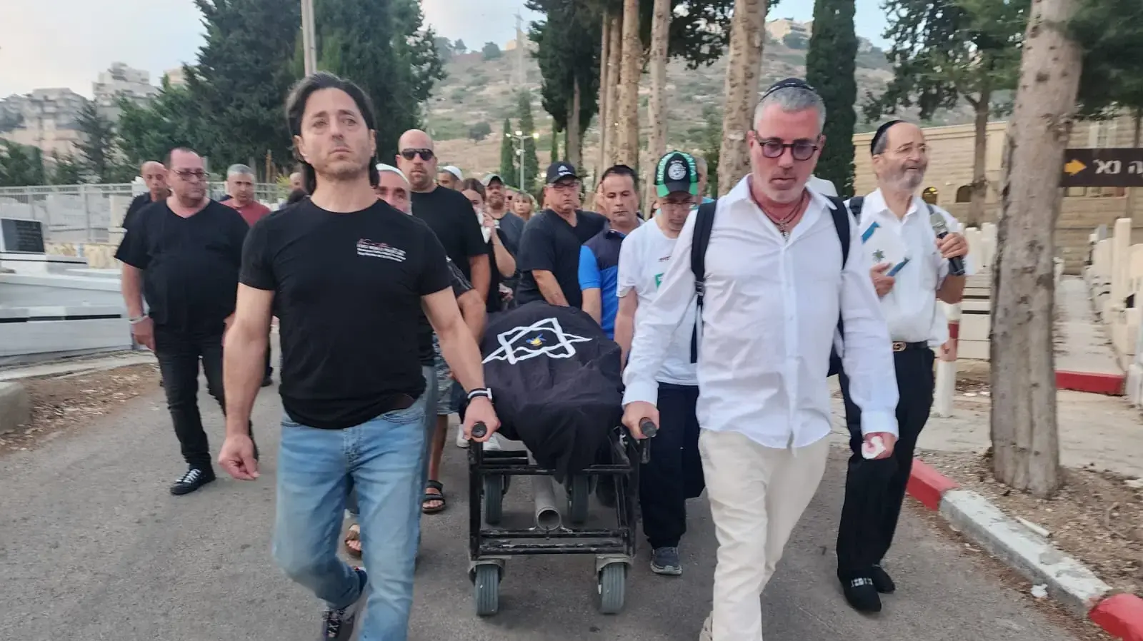 הלוויתו של הזמר אדם (חיים כהן) בבית העלמין שדה יהושע (כפר סמיר) בחיפה הלוויתו של הזמר אדם (חיים כהן) בבית העלמין שדה יהושע (כפר סמיר) בחיפה