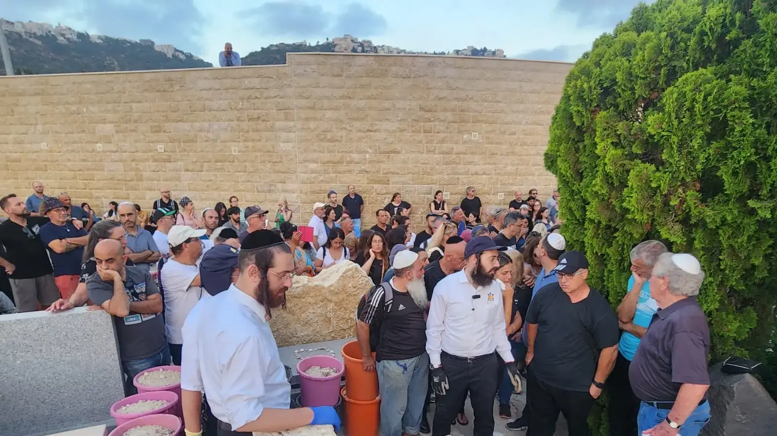 הלוויתו של הזמר אדם (חיים כהן) בבית העלמין שדה יהושע (כפר סמיר) בחיפה הלוויתו של הזמר אדם (חיים כהן) בבית העלמין שדה יהושע (כפר סמיר) בחיפה