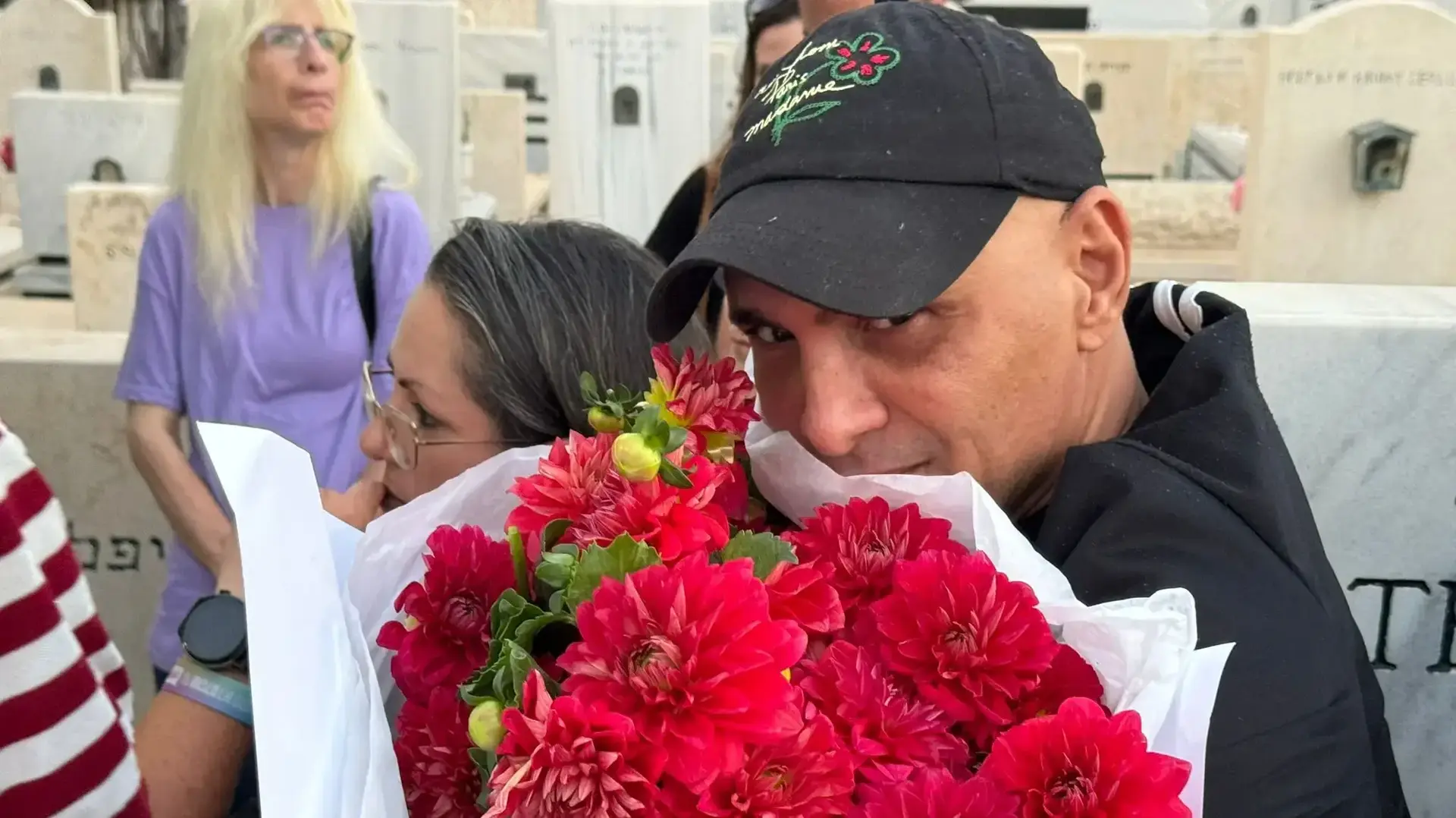 שמעון שירזי בהלוויתו של הזמר אדם (חיים כהן) בבית העלמין שדה יהושע (כפר סמיר) בחיפה שמעון שירזי בהלוויתו של הזמר אדם (חיים כהן) בבית העלמין שדה יהושע (כפר סמיר) בחיפה
