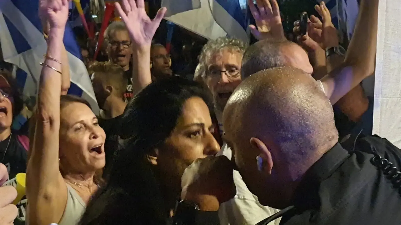 עינב צנגאוקר אמו של מתן בהפגנה מול מעון רה"מ, ירושלים, 27 ביוני 2024 עינב צנגאוקר אמו של מתן בהפגנה מול מעון רה"מ, ירושלים, 27 ביוני 2024