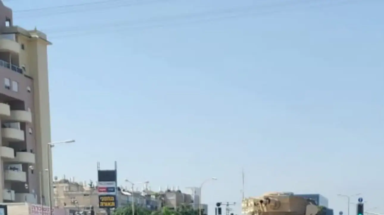 הטנק של לוחמי כיפור מובל בכביש הטנק של לוחמי כיפור מובל בכביש