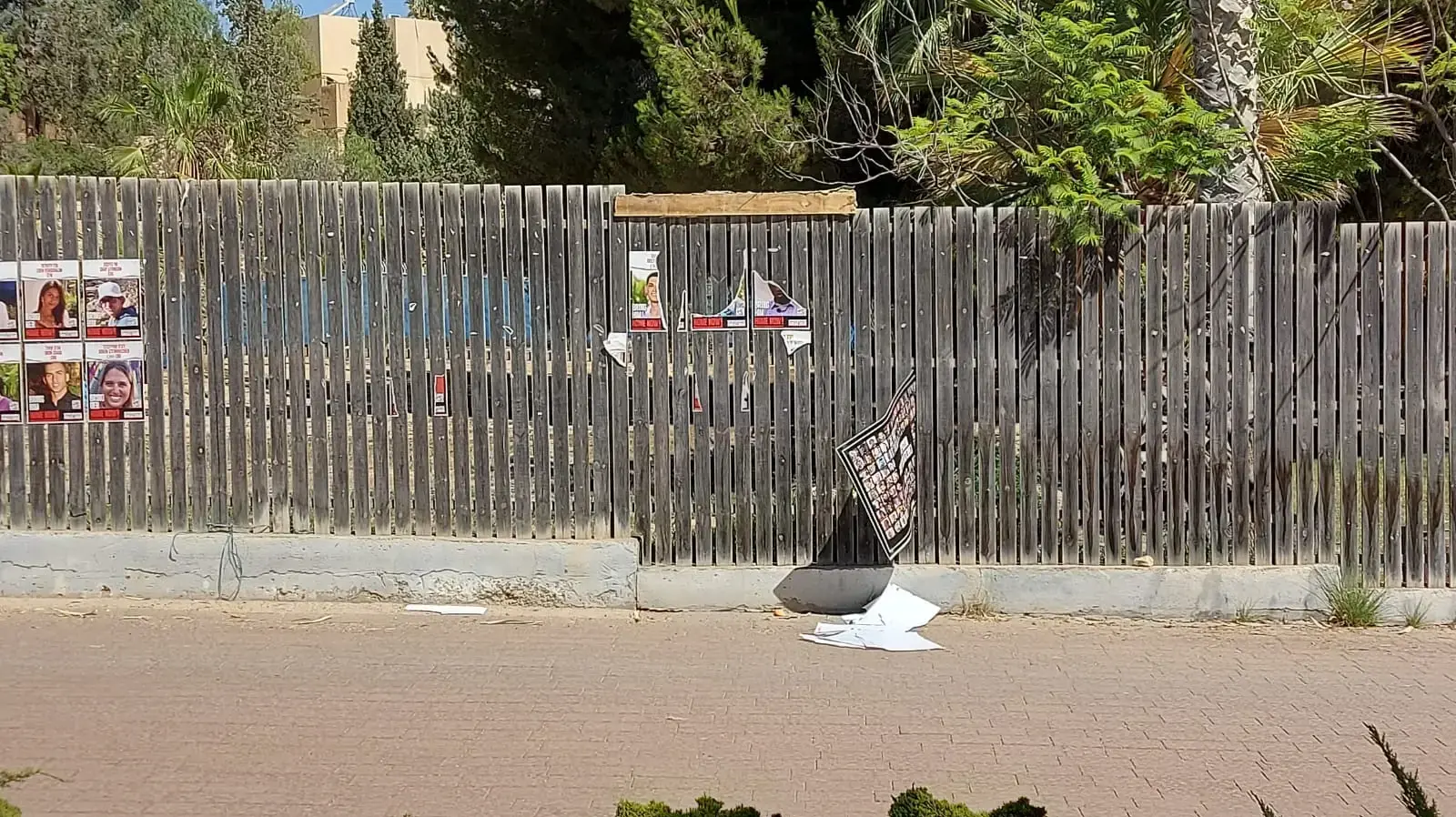 תמונות החטופים שנתלו בימים האחרונים על גדר הבריכה העירונית במצפה רמון הושחתו במהלך הלילה תמונות החטופים שנתלו בימים האחרונים על גדר הבריכה העירונית במצפה רמון הושחתו במהלך הלילה