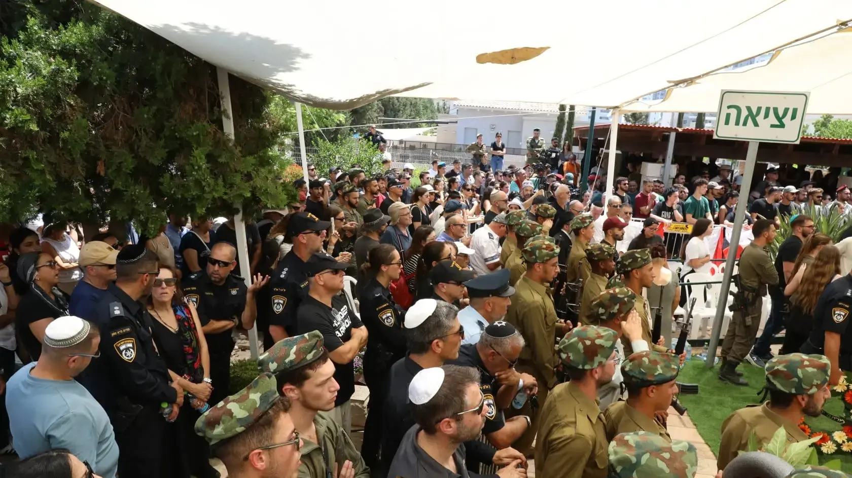 הלוויתו של סרן אלון סאקאג'יו בבית העלמין הצבאי בחדרה הלוויתו של סרן אלון סאקאג'יו בבית העלמין הצבאי בחדרה