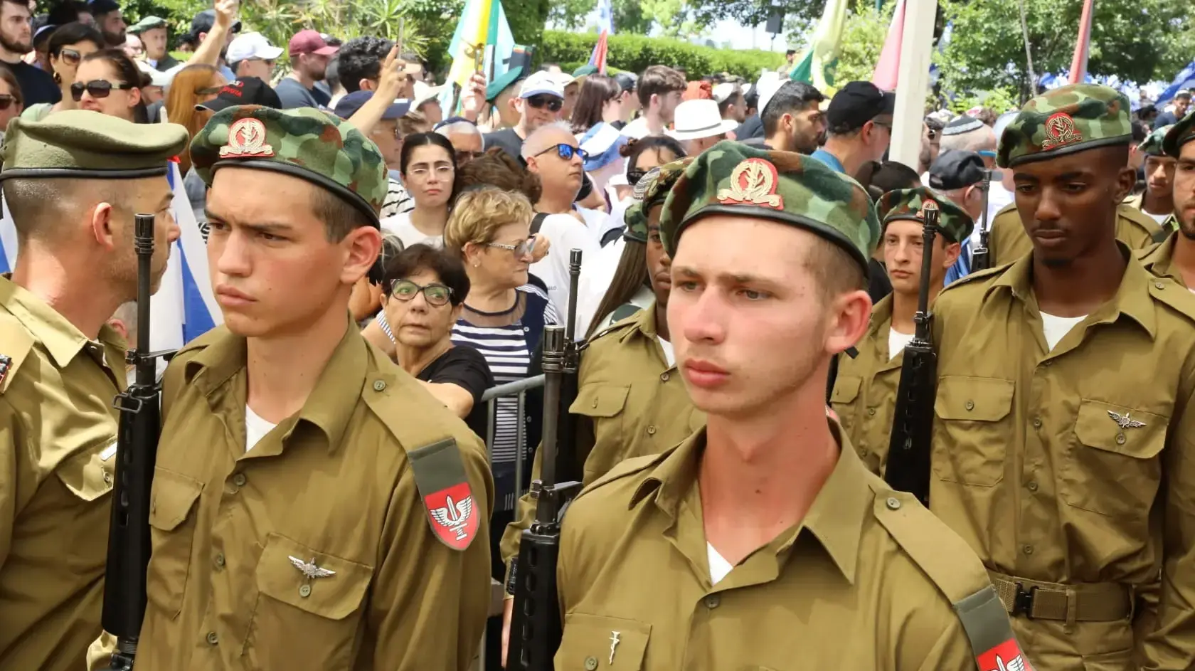 הלוויתו של סרן אלון סאקאג'יו בבית העלמין הצבאי בחדרה הלוויתו של סרן אלון סאקאג'יו בבית העלמין הצבאי בחדרה