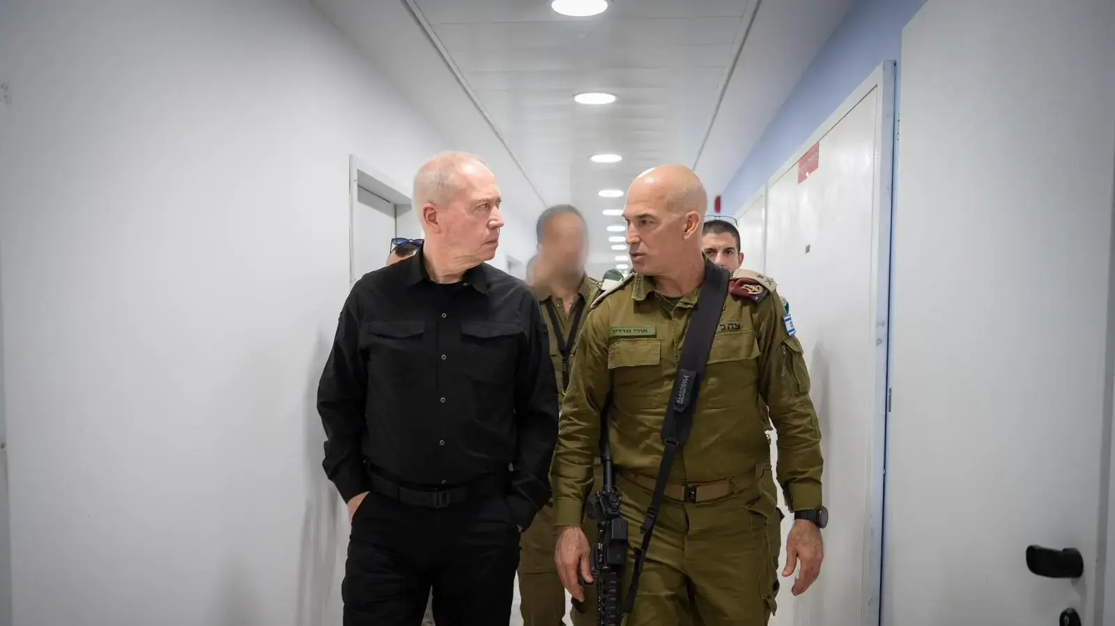 שר הביטחון יואב גלנט בביקור לוחמים בצפון שר הביטחון יואב גלנט בביקור לוחמים בצפון