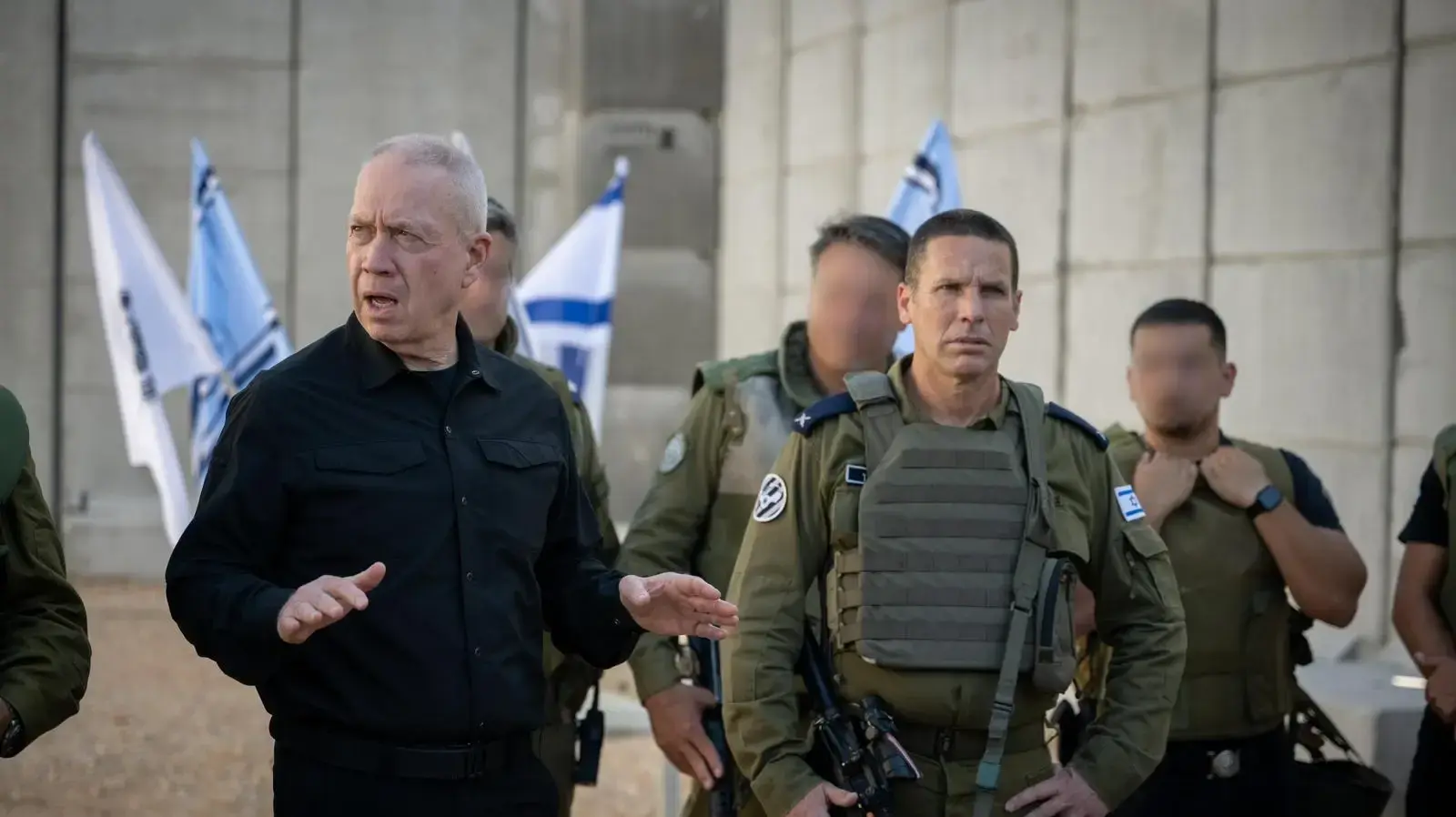 שר הביטחון יואב גלנט בביקור לוחמים בצפון שר הביטחון יואב גלנט בביקור לוחמים בצפון