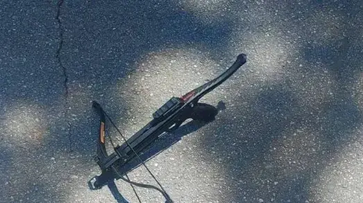 נשק חץ וקשת בו נעשה שימוש מחוץ לשגרירות ישראל בבלגרד נשק חץ וקשת בו נעשה שימוש מחוץ לשגרירות ישראל בבלגרד