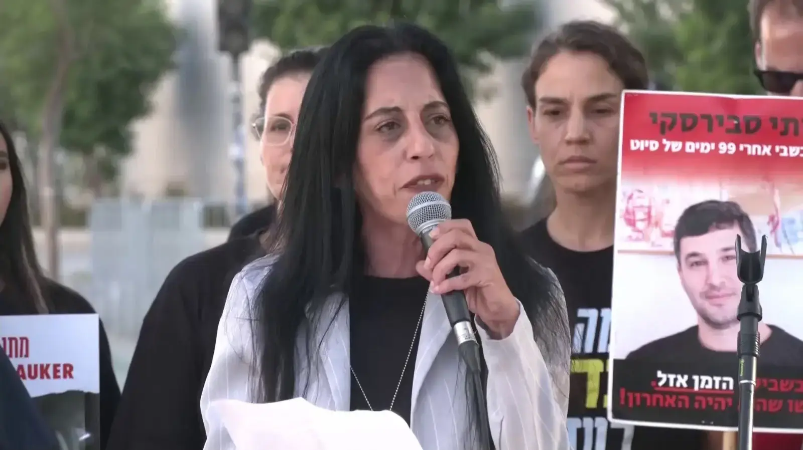 עינב צנגאוקר, הצהרת בני משפחות חטופים, שער בגין, 29 ביוני 2024 עינב צנגאוקר, הצהרת בני משפחות חטופים, שער בגין, 29 ביוני 2024