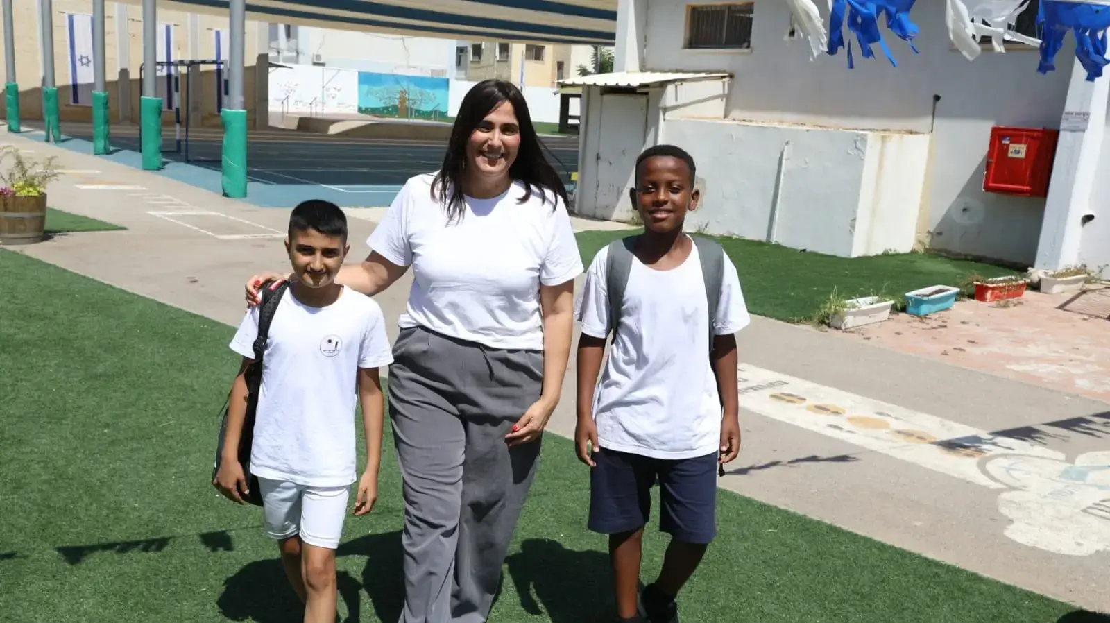קרן דרורי מנהלת בי"ס אור לטף עם תלמידיה, סיום שנת הלימודים תשפ"ד, 30 ביוני 2024