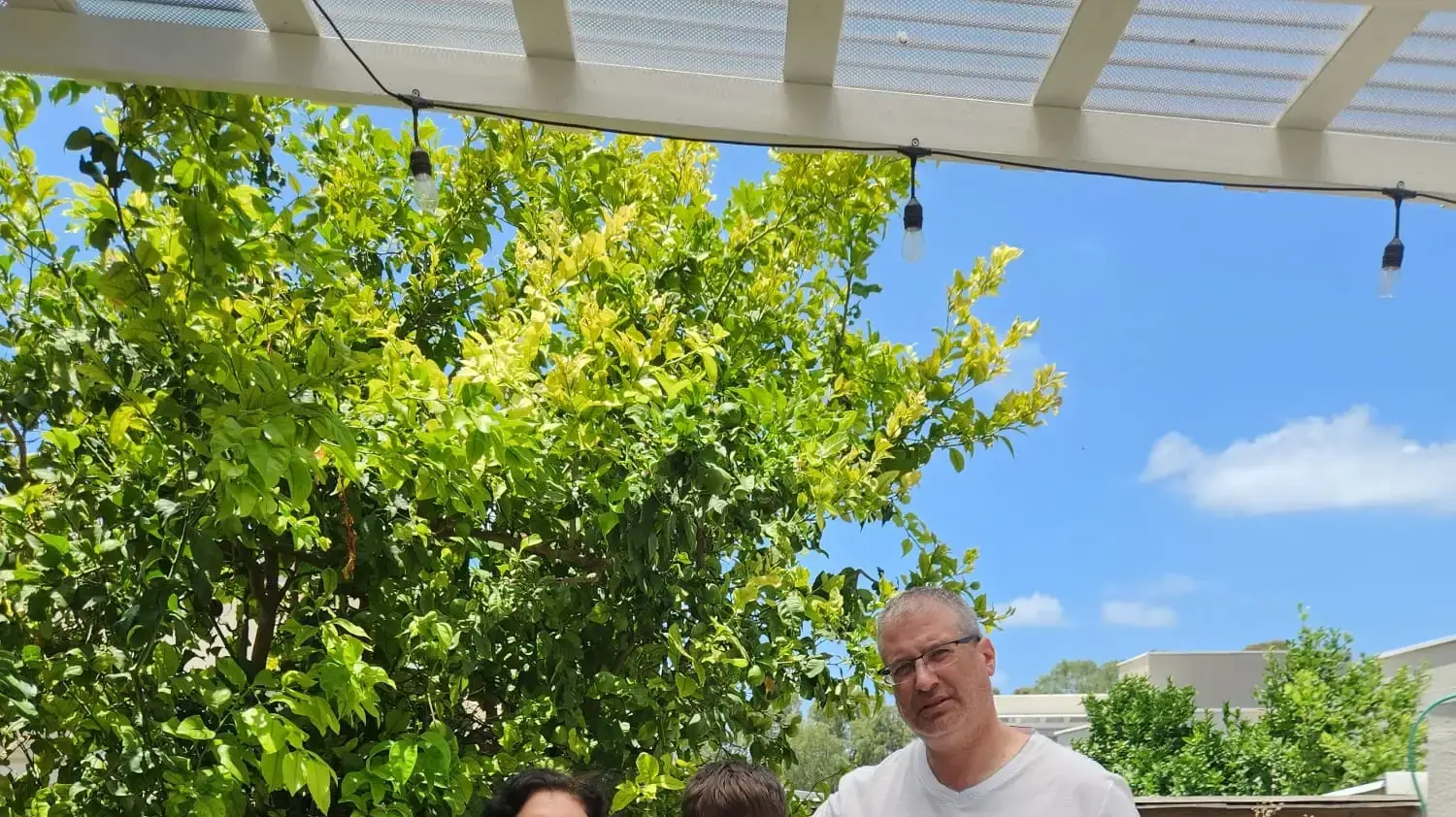 אריאלה וגלעד אבילאה עם בנם שגיא, שפונו משלומי במהלך מלחמת חרבות ברזל אריאלה וגלעד אבילאה עם בנם שגיא, שפונו משלומי במהלך מלחמת חרבות ברזל