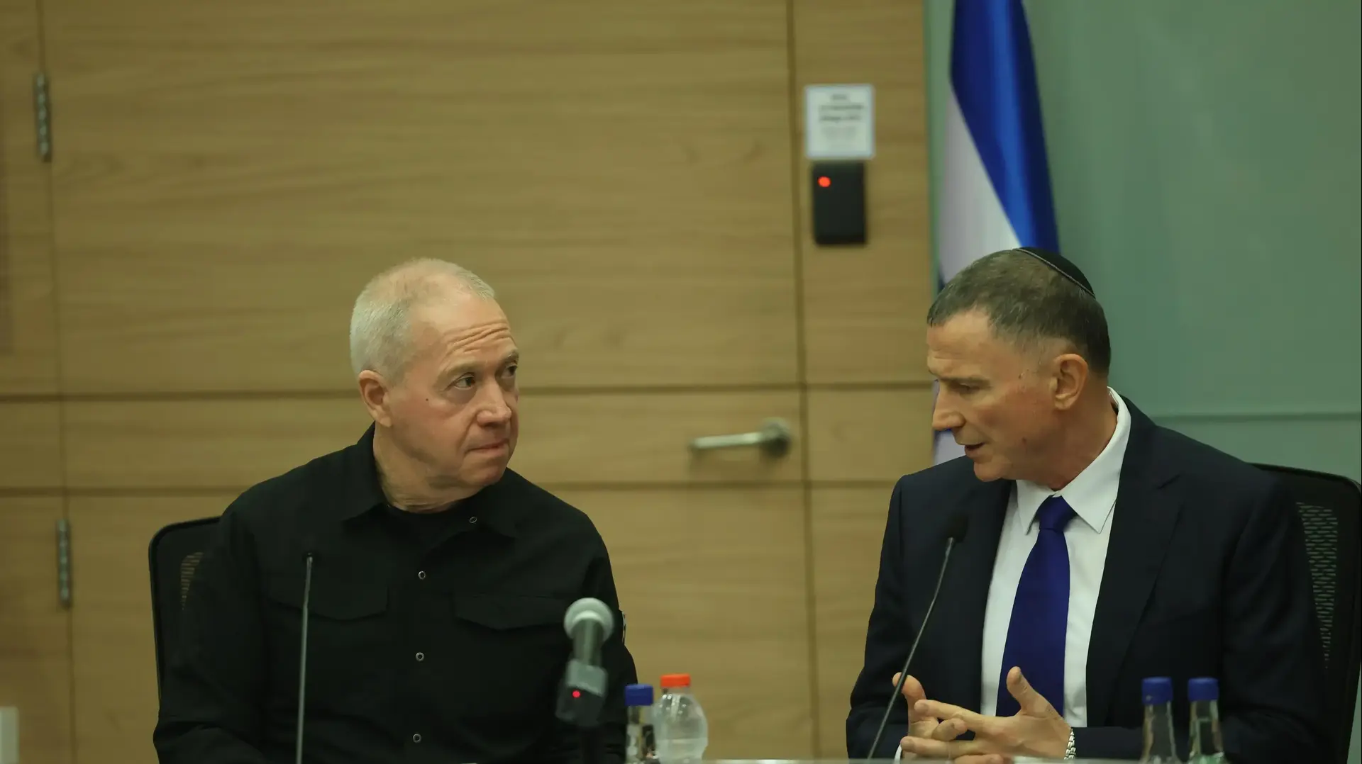 יואב גלנט, יולי אדלשטיין, דיון ועדת חוץ וביטחון, 1 ביולי 2024 יואב גלנט, יולי אדלשטיין, דיון ועדת חוץ וביטחון, 1 ביולי 2024
