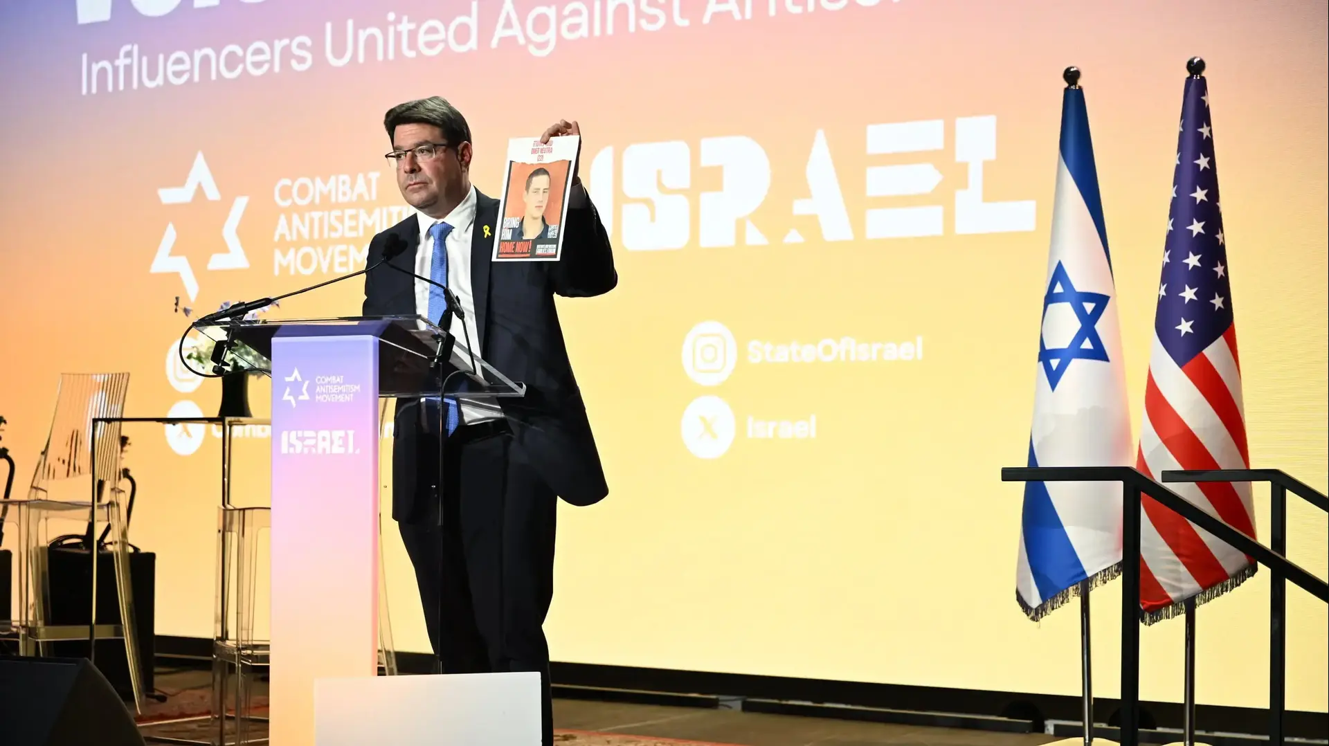 הקונסול אקוניס בארוע המשפיענים. הקונסול אקוניס בארוע המשפיענים.
