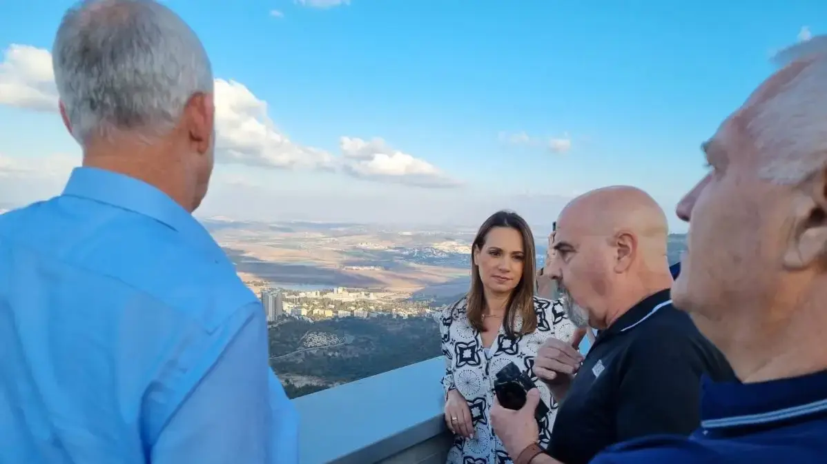 עם שר הביטחון בני גנץ ושרת החינוך שאשא-ביטון בתדרוך על מצבי חירום- מול מפרץ חיפה 13/10/22 עם שר הביטחון בני גנץ ושרת החינוך שאשא-ביטון בתדרוך על מצבי חירום- מול מפרץ חיפה 13/10/22