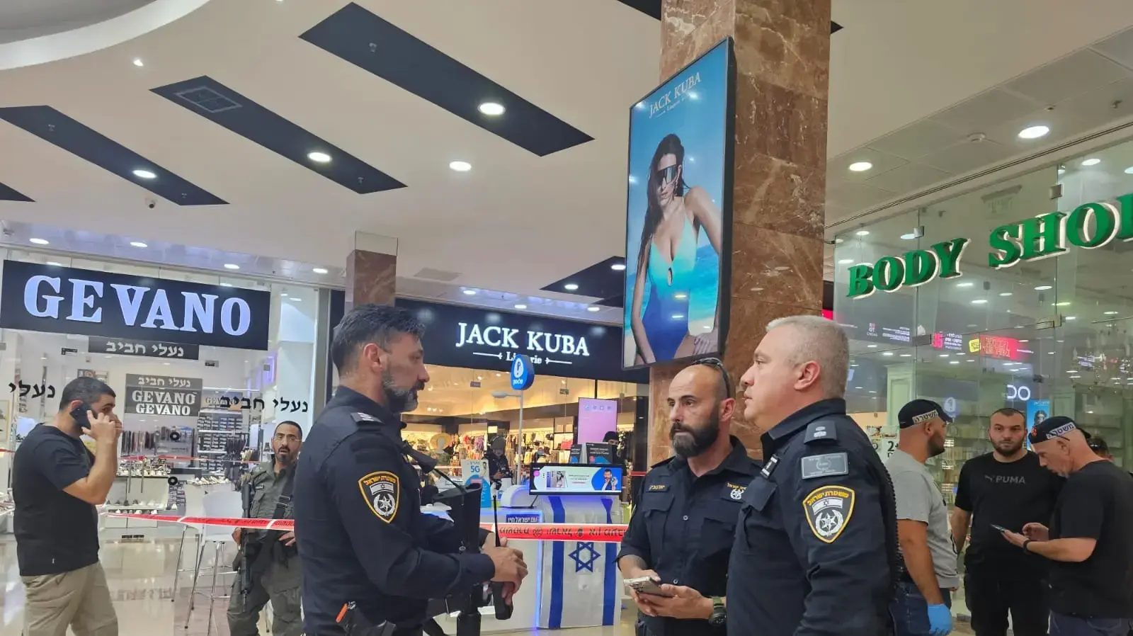 שוטרים בזירת הפיגוע בקניון בכרמיאל3 ביולי 2024 שוטרים בזירת הפיגוע בקניון בכרמיאל3 ביולי 2024