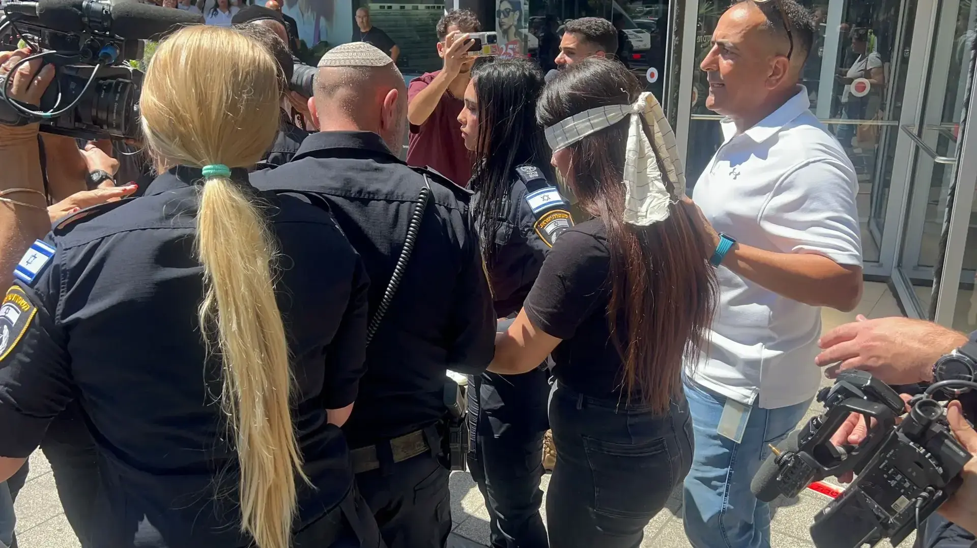 מעצר אחותו של המחבל שביצע את פיגוע הדקירה בכרמיאל מעצר אחותו של המחבל שביצע את פיגוע הדקירה בכרמיאל